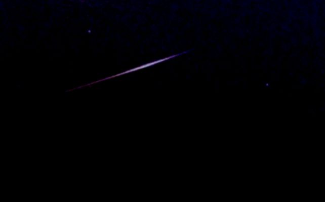 Iridium Flash (credits: Dr Paolo C. Fienga)
Immagine riprocessata ed a contrasti accentuati. Colori naturali (non ritoccati).

Se Vi capitasse di vedere un qualcosa del genere nei Cieli Notturni, sappiate che NON é né una "Shooting Star" né un "UFO". E' solo il flash (raggi del Sole che si riflettono sui pannelli) di un Satellite Artificiale della Classe "IRIDIUM".

Nota: "Iridium" è un Sistema di Satelliti per Telecomunicazioni, il cui nome deriva da "Iridio" (n. 77 della Tavola Periodica degli Elementi). Per curiosità, 77 era esattamente il numero di satelliti che il Progetto originariamente prevedeva di posizionare in orbita terrestre. 
A Settembre 2019, tuttavia, solo 72 sono effettivamente nello Spazio Circum-Terrestre (66 attivi e 6 quiescenti).
Parole chiave: Iridium Satellite