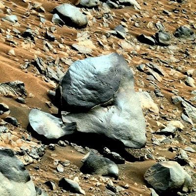Something's wrong with that boulder... - Sol 658 (natural colors + MULTISPECTRUM; credits: Dr M. Faccin & Lunexit)
Una elaborazione ulteriore del frame relativo al "boulder impossibile", realizzata dal nostro Marco Faccin, ci lascia intuire meglio alcuni dettagli (la porzione sottile ed arcuata della pseudo-roccia potrebbe essere, in realtà, una mera componente della porzione Dx del macigno - Sx dell'Osservatore -, la cui configurazione ingannevole è determinata da un fenomeno di "schiacciamento" del panorama ripreso), ma non ci può dare risposte definitive.

Giudicate Voi stessi...
Parole chiave: Martian Surface - Boulders - Possible Tampering