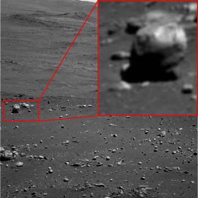 Unbelievable - and perhaps impossible - Balance! - Sol 667 (credits: Dr G. Barca)
L'ennesimo caso di "Equilibrio Impossibile" ci viene proposto dal Dr Barca ed il frame, come vedete, è uno di quelli "datati" (addirittura il Sol 667: circa tre anni fa).
E' strano che nei frames più recenti (e sino ad arrivare a quelli "freschi", oltre il Sol 1800) queste situazioni di Equilibrio Impossibile si sìano - come dire?!? - "rarefatte"...Ma tant'è.
E allora Vi offriamo Equilibri Impossibili "vecchi", ma non per questo meno affascinanti e/o più agevolmente spiegabili. Per questo tipo di "balance"...Non c'è spiegazione (per ora)!

E se poi volete aggiungere ulteriore interesse ad un frame già interessantissimo, Vi suggeriamo di guardare bene il macigno che giace (giace?!?) in Equilibrio Impossibile: notate che la sua albedo è alta, anzi: MOLTO alta?

Che sia un altro frammento di Ossidiana?... Una roccia cristallina? O forse una pseudo-roccia? Chissà...
Parole chiave: Martian Surface - Boulder