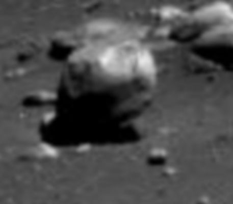 Unbelievable - and perhaps impossible - Balance! - Sol 667 (credits: Dr G. Barca)
Il detail mgnf predisposto dal nostro Big "G" è, come sempre, AUTOESPLICATIVO, e la "Morale" non può che risolversi nel solito dubbio, anzi: nella solita alternativa.
Che è questa:

1) o questa "roccia" si trova in uno stato di Equilibrio Improprio (il quale non esiste sulla Terra), o
2) questa "roccia" è stata ripresa mentre stava rotolando (ed allora la sua "postura", stiracchiando un pò la nostra Logica, potremmo anche arrivare a spiegarla).

Tertium non datur.
Parole chiave: Martian Surface - Boulder