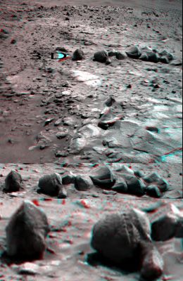 "Rocky Line-up"... - Sol 671 (3D - credits: Dr M. Faccin)
Soltanto pietre?!? Forse. O forse no.

Guardate bene, nel detail mgnf in basso, la seconda da Sx: illusione ottica, o la roccia presenta una crepa frontale da cui è uscito "qualcosa"?...
Parole chiave: Martian Surface - Extremely Unusual Surface Feature - The "Rock Line"