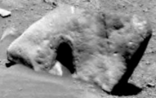 "Home, Sweet Home"! - Sol 673 (credits: Dr G. Barca)
Il nostro Grandissimo Dr Barca ha individuato questo nuovo ed affascinante (e sconcertante, per tanti versi) dettaglio - anch'esso rimasto sepolto ed ignorato sin dal Sol 673 del Rover Spirit - e noi siamo fieri di potervelo mostrare.

Di che cosa si tratta? Impossibile dirlo. 
E' un qualcosa di "naturale"? Difficile sostenerlo.
E' un qualcosa di "artificiale"? Secondo noi no. Non nel senso "classico" del termine, almeno.

Secondo noi è un "ingresso". Ne abbiamo parlato centinaia di volte e ne riparliamo adesso: si potrebbe (e dovrebbe) trattare di una "porta" (di cui ne ha pure la forma!).
E, ovviamente, non c'entrano nulla gli Annunaki, gli Egizi, i Manufatti Marziani e tutte le altre stramberie che chiamano in causa l'Esoterismo Alieno di stile "New Age".

Secondo noi si tratta di un qualcosa di "hand-made" che è stato realizzato dagli ATTUALI abitanti di Marte.

I Vostri commenti saranno MOLTO apprezzati.
Parole chiave: Martian Surface - Extremely Unusual Surface Feature - The "Home"