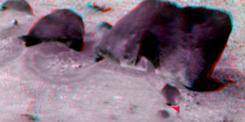 "Home, Sweet Home"! - Sol 673 (3D - credits: Dr M. Faccin)
...Ed aggiungiamo ancora qualcosa al "Mistero" della (pseudo)roccia con ingresso: dalle sapienti mani del nostro Dr Faccin, un High-Def-3D il quale ci fa vedere che, forse, ci sono delle tracce al suolo davanti alla nostra "porta".
Delle "strisciate", per essere precisi.

Sarà così? E, se fosse così, "che cosa" è strisciato fuori (o dentro)? Forse una Creatura simile ad un "Topo" oppure una specie di "Serpentello"?
Oppure stiamo "leggendo" male quello che questo 3D ci mostra?

Per favore, intervenite e commentate. SOLO DAL CONFRONTO può nascere qualcosa!
Parole chiave: Martian Surface - Extremely Unusual Surface Feature - The "Home"