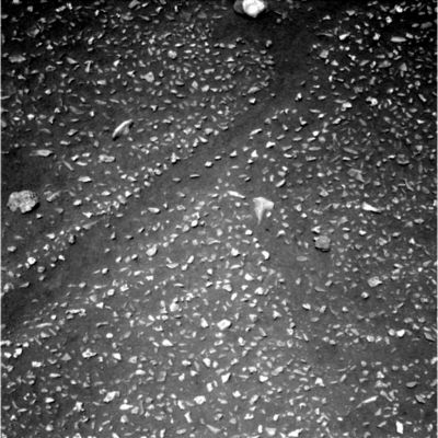These ARE NOT Rover Tracks! - Sol 692
Una (possibile) "risposta visiva" - scovata dal Grande Dr Faccin - alla nostra teoria relativa alle psudo-rocce che "strisciano" sul Suolo di Marte: queste impronte (rectius: "strisciate") NON SONO Rover Tracks. 
Ma sono - diremmo "chiaramente" - delle tracce di qualcosa che si è mosso fra i ciottoli di Gusev.

Ora la domanda è: se non si tratta di Rover Tracks (e queste, lo ribadiamo, non lo sono), che cosa avrà mai lasciato questi modesti solchi sotto gli occhi di Spirit?...
Parole chiave: Martian Surface - Controversial Surface Feature