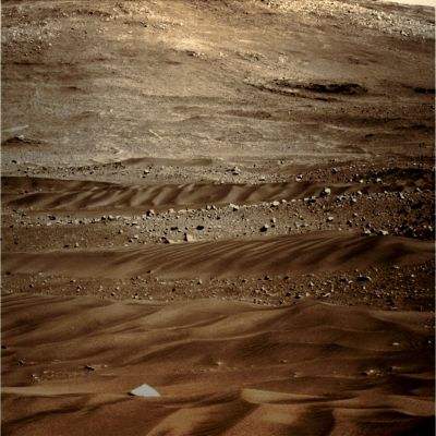 Ripples in sequence! - Sol 727 (Natural Colors; credits: Lunar Explorer Italia)
Una - ci auguriamo "simpatica" - definizione di Colori Naturali e Colori Veri: i Colori Naturali di un paesaggio sono quelli che noi vediamo; i Colori Veri di un paesaggio sono quelli che lo caratterizzano e che noi, per tante ragioni, spesso non riusciamo a vedere.
Va da sè che, a volte, i Colori Naturali POSSONO ANCHE COINCIDERE con i Colori Veri! Ma la Regola Aurea che vige in questa Materie ci dice che, nella quasi totalità delle circostanze, i Colori Naturali di un oggetto, paesaggio, rilievo etc. (etiam: Colori Percepiti dall'Osservatore) NON COINCIDONO con i suoi Colori Veri.
Parole chiave: Martian Surface - Dunes and Rocks