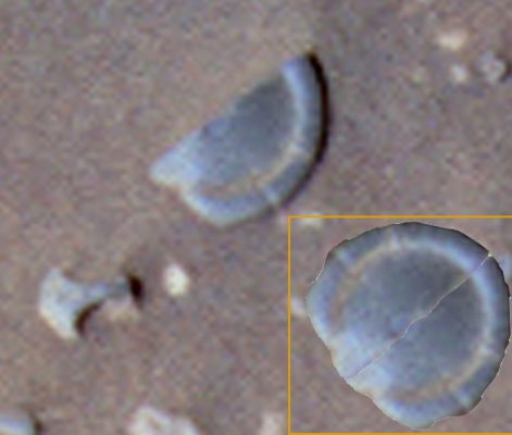 Explain THIS! - Sol 856 (EDM n.5 - Mirroring - credits: Lorenzo Leone - Lunexit Team)
Un'intrigante ricostruzione del "Medaglione", realizzata (con tecnica nota come "Mirroring") e descritta dal nostro Grande Amico e Senior Partner, Lorenzo Leone (alias "Anakin"):"...Guardando il particolare evidenziato dal grande Marco nel Sol 856 - ovvero quello che sembra essere il remnant di un possibile manufatto ("Il Medaglione"), ho pensato: "chissà che cosa vedremmo se potessimo trovare e poi ricongiungere l'altra metà...".

Ecco, io non ho fatto altro che che riflettere la porzione nota dell'oggetto e quindi congiungere i due elementi. E quello che potete vedere qui, è il risultato. 

Che cosa ci dice questa prova? 
Sostanzialmente, nulla di certo. Però essa mette in bella evidenza lo sbalzo e la regolarità della cornice, nonchè la presenza, al centro dell'oggetto, di una sorta di piatto il quale ben potrebbe essere convesso...".

Certezze? Nessuna. 
Dubbi (ragionevoli e ragionati)? Tanti. 

Ipotesi? Eccola: POTREBBE (enfatizzato alla Massima Potenza, così forse lo capiscono proprio tutti che qui NON si vendono Certezze...) TRATTARSI DI UN MANUFATTO.
Parole chiave: Martian Surface - Extremely Controversial Surface Feature - The Locket