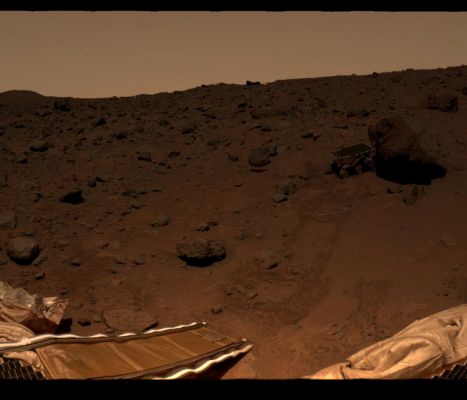 Ares' Horizon... - Sol 15 (possible True Colors; credits: Dr G. Barca)
La Filosofia di Lunar Explorer Italia la conoscete: studiare, migliorare e divulgare. Molto semplice.

E allora come non provare (almeno!) a studiare e migliorare le "visioni" di Marte ottenute durante la Missione Soujourner-Pathfinder? Delle "Visioni" che, se lasciate al solo color processing "Ufficiale" della NASA", sono unanimemente ed assolutamente conosciute e riconosciute come la PEGGIORI ELABORAZIONI A COLORI IN ASSOLUTO!

Il Dr Barca ha quindi iniziato un faticosissimo (ma non per questo poco gratificante) lavoro di ricostruzione dei "colori naturali" di Ares Vallis e questo è il PRIMO RISULTATO. Un risultato lusinghiero, a nostro parere, e di valore incomparabile rispetto alle "brutture" NASA (delle autentiche falsità, secondo noi).

Congratulazioni al Dr Barca, quindi, e...Via con una nuova "Mission Impossible"!
Parole chiave: Martian Horizon - Ares Vallis