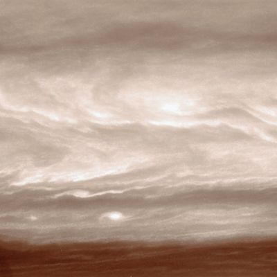 Sub-Equatorial Saturnian Clouds (natural colors - elab. Lunexit)
Caption NASA:"A chevron-shaped pattern and bright vortices stand out in the turbulent Saturnian Atmosphere. Such features are hallmarks of the boundary between alternating East-West flowing cloud bands. 
This view looks toward an area about 9° South of the Planet's Equator. 

The image was taken with the Cassini spacecraft wide-angle camera on July 28, 2007 using a spectral filter sensitive to wavelengths of infrared light centered at 889 nanometers. The view was acquired at a distance of approx. 3,1 MKM (such as about 1,9 MMs) from Saturn. 
Image scale is roughly 37 Km (approx. 23 miles) per pixel".
Parole chiave: Saturn - Upper Atmosphere