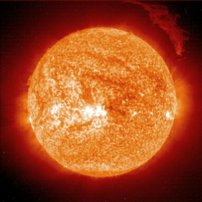Solar Prominence
Caption NASA, da "NASA - Picture of the Day" del giorno 15 Marzo 2009:"What's happened to our Sun? It was sporting a spectacular -- but not very unusual -- Solar Prominence. 
A Solar Prominence is a cloud of solar gas held above the Sun's Surface by the Sun's Magnetic Field. In 2004, NASA's Sun-orbiting SOHO Spacecraft imaged an impressively large prominence hovering over the surface, pictured above. 
The Earth would easily fit under the hovering curtain of hot gas. 

A quiescent Prominence typically lasts about a month, and may erupt in a Coronal Mass Ejection (CME) expelling hot gas into the Solar System. Although somehow related to the Sun's changing Magnetic Field, the energy mechanism that creates and sustains a Solar Prominence is still a topic of research".
Parole chiave: The Sun from Space