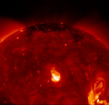 A Jet from the Sun
Caption NASA:"What powers the Solar Wind? Our Sun is known to emit a powerful wind of particles with gusts that can even affect astronauts and satellites orbiting Earth. The cause of the Solar Wind has been debated for decades but is thought to be rooted in Alfvén Waves generated by the ever changing Magnetic Field of the Sun. 
Newly released images from the Japanese Hinode satellite appear to bolster this hypothesis, imaging an average of 240 daily plasma jets that are excellent candidates to fuel the outwardly moving Alfvén Waves. 
The jets and waves are themselves ultimately created by magnetic reconnection events, rapid events where lines of constant magnetic field suddenly move extremely rapidly, dragging electrons and protons along with them. 
On the image left, one such jet is visible in X-ray light. Bright spots show relatively energetic regions elsewhere on the Sun".
Parole chiave: From Earth Images - HiNode Solar Observer