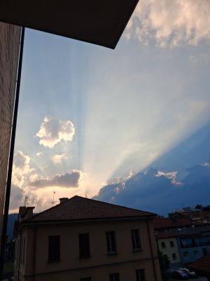 Crepuscular Rays (Image Crtedits: Tatiana Balbiani)
"To love and be loved,
It's like feeling the sun
From both sides"

(traduzione)

"Amare ed essere amati,
E' come sentire il Sole 
Da entrambi i lati".

Iris Murdoch
Parole chiave: Amatotial Pictures
