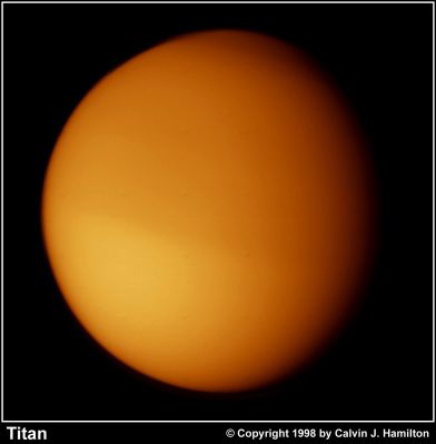 Crescent Titan (possible True Colors; credits: Calvin J. Hamilton)
Vi invitiamo a leggere, sul nostro blog TruePlanets, la prima parte della Monografia su Titano "Oltre la Nebbia", scritta dal Dr Paolo C. Fienga.
Un tentativo - si spera riuscito - di riassumere in un quantitativo ragionevole di pagine le ultime scoperte relative alla Luna Nebbiosa.

Nella prima parte, un pò di Storia, di Geografia e di Meteorologia, ed una serie di riflessioni dedicate ai "Colori di Titano" (perchè non esistono solo i "Colori di Marte"...).

In seguito (parte seconda), la Geografia di dettaglio di Titano, con cenni alla sua Storia Geologica ed alla possibile evoluzione; nella parte terza, infine - pubblicazione prevista nel Marzo 2009 - qualche ipotesi sugli scopi e le modalità di colonizzazione dello Spazio Profondo...

Buona Lettura!
Parole chiave: Saturn's Moon - Titan