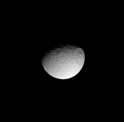 Gibbous Tethys
Caption NASA:"Like the lengthy story of its Greek king namesake, the humongous Odysseus Impact Basin stretches on and on across Tethys. 
The approx. 450-Km (about 280-mile) wide Odysseus Crater is a well-preserved example of an ancient multi-ringed Impact Basin. The Outer Ring's steep, cliff-like walls descend to broad internal terraces. The Inner Ring consists of a circular band of icy mountains creating a crown shape with a diameter of about 140 Km (approx. 87-miles). 
This view looks toward the leading hemisphere of Tethys (1062 kilometers, or 660 miles across). North on Tethys is up and rotated 2 degrees to the right. 

The image was taken in visible light with the Cassini Spacecraft narrow-angle camera on Jan. 2, 2009. The view was obtained at a distance of approx. 816.000 Km (about 507.000 miles) from Tethys and at a Sun-Tethys-Spacecraft, or Phase, Angle of 58°. 
Image scale is roughly 5 Km (about 3 miles) per pixel".
Parole chiave: Saturn's Moons - Tethys