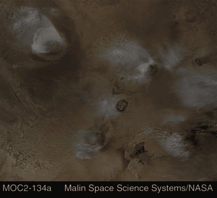 Just clouds and fogs over Tharsis?
Uno spettacolare frame Mars Global Surveyor, inviatoci dall'Amico e Partner, Dr Alessio Feltri, ci offre una spettacolare visione di "fumi" che sovrastano la Provincia Vulcanica di Tharsis.

Secondo la NASA si tratta di nuvole (prevalentemente costituite da vapore acqueo) e nebbie. E noi diciamo che "può darsi", anzi: è molto probabile che sia così.

Ma ora osservate questa immagine e mettetela in correlazione al recente frame Mars Express che sembrava rappresentare uno spettacolare pennacchio sollevatosi da una delle caldere del vulcano Arsia Mons (diciamo "sembrava" poichè, a parte il Gruppo Lunexit, NESSUN ALTRO si è pronunciato sull'evento!).

Siamo davvero certi che quanto si vede in questo frame sìano solo nuvole e nebbie? 
Siamo davvero certi che la Provincia Vulcanica di Tharsis sia "inerte"?

Osservate attentamente la forma delle "nebbie" che sovrastano e circondano i diversi camini vulcanici ripresi e poi provate a rispondere a questa "semplice" domanda: che cosa stiamo guardando?...
Parole chiave: Mars from orbit - Tharsis Province