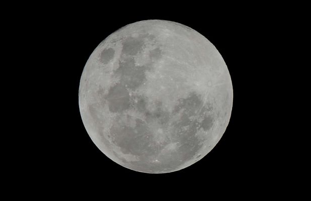 Look at Me...
"...Folle è l’uomo che parla alla luna. Stolto chi non le presta ascolto..."

(William Shakespeare)
Parole chiave: Moon