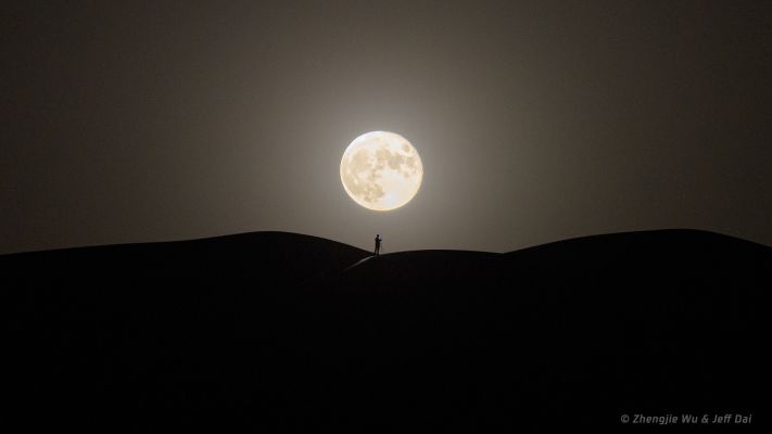 Full Moonlight (Credits & Copyright: Zhengjie Wu and Jeff Dai - TWAN)
The Full Moon is the brightest lunar phase, and tonight you can stand in the light of the first Full Moon of 2026. In fact, the Moon's full phase occurs on January 3 at 10:03 UTC, while only about 7 hours later planet Earth reaches its 2026 perihelion, the closest point in its elliptical orbit around the Sun, at 17:16 UTC. January's Full Moon was also not far from its own perigee, or closest approach to planet Earth. For this lunation the Moon's perigee was on January 1 at 21:44 UTC.
Parole chiave: The Moon