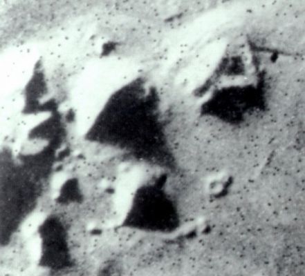 The "Pyramids" and the "Fort" (RAW Frame)
nessun commento
Parole chiave: Mars from orbit - Cydonia Region - Controversial