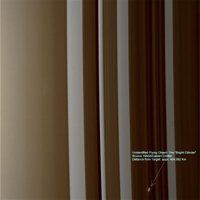 Another UFO in the Space of Saturn (natural colors; credits: Lunexit)
Image Artifact? No, decisamente no. 
L'Oggetto Anomalo (curiosamente a forma di "sigaro" - una sagoma ricorrente per gli UFO osservati nei Cieli della Terra, come i Cultori di Ufologia sapranno bene) appare in due frames consecutivi, si presenta con un'albedo davvero elevata - ai limiti della sovraesposizione - ed è assolutamente reale.
Diciamo questo (e cioè che si tratta di un "Corpo Reale) con un ragionevole margine di sicurezza dopo aver osservato entrambi i frames in full-size: l'oggetto anomalo, infatti, oltre ad apparire in entrambi (senza mutare forma, nè albedo, ma CAMBIANDO posizione) riesce anche - probabilmente a causa della sua grande luminosità - a produrre un fenomeno di doppia riflessione all'interno dell'obbiettivo della fotocamera dell'Orbiter Cassini che ha effettuato la ripresa (un fenomeno, quello della "Doppia Riflessione", che non è coerente con la stessa idea e natura dell'image artifact tradizionale, quale che sia la sua origine).
Non si tratta neppure di una Luna Pastore (o almeno: non si tratta di una Luna Pastore conosciuta...) nè di un "propeller". 
Ed ovviamente non è uno "streamer".

Conclusione: è un Oggetto Volante Non Identificato.
Parole chiave: Controversial Frame