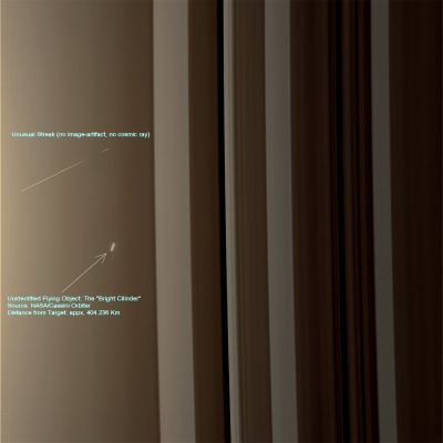 Another UFO in the Space of Saturn (natural colors; credits: Lunexit)
L'Oggetto Volante Non Identificato, come vedete, conserva la sua forma e luminosità (e mantiene anche l'effetto di doppia riflessione), ma CAMBIA la sua posizione sia rispetto all'Orbiter Cassini, sia rispetto alla sezione inquadrata degli Anelli di Saturno.
Curiosamente, nei suoi pressi appare una lunga traccia luminosa che, come ovvio, NON E' un Raggio Cosmico, NON è una "feature" tipica degli Anelli di Saturno e NON è nemmeno un image-artifact.

La conclusione, interlocutoria - ma ovvia - non cambia: stiamo osservando un Oggetto Volante Non Identificato (di origine ignota).
Parole chiave: Controversial Frame