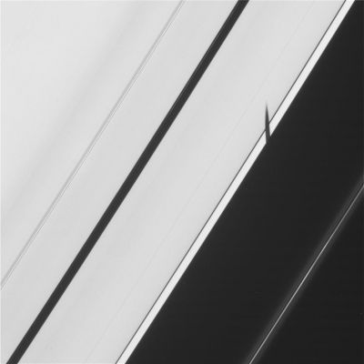 Eclipsing the Rings (1)
L'impressione iniziale? C'è un (gigantesco!) UFO nei pressi dell'Anello "B" di Saturno! 
La realtà? Si tratta dell'ombra, affusolata, di una delle tante lune del Gigante Anellato (onestamente non abbiamo idea di quale sia, ma ci sembra logico pensare ad una Luna Pastore e, vista la forma dell'ombra, a Prometeo od Epimeteo) che, con il suo passaggio davanti al Sole, sta creando e provocando una splendida eclissi su una modestissima porzione degli Anelli di Saturno.

Insomma: "la Natura al lavoro"!
Parole chiave: Saturn's Rings - "B" Ring with Shadow