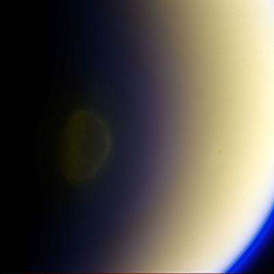 Not an Aurora! (Extremely Enhanced Natural Colors; credits for the additional process. and color.: Elisabetta Bonora and Marco Faccin - Lunar Explorer Italia/IPF)
L'ipotesi "Aurorale" del bizzarro Fenomeno occorso alle estreme Latitudini Sud di Titano è tramontata. Nuove ipotesi? Diciamo questo: accanto a quelle "classiche" (e cioè 1) nube alta di gas "pesanti" e 2) "nuvola colonnare" derivante da un impatto meteorico) ce ne potrebbe essere un'altra. Si potrebbe trattare, a nostro parere, di un Fenomeno Meteorologico Ciclico, collegato al verificarsi di una specifica configurazione spaziale tra Sole, Saturno e Titano. Nulla di esotico, sia chiaro: solo una particolare configurazione di "fase" che, da un lato, consente la creazione "fisica", su Titano, di una formazione nuvolosa semi-permanente e, dall'altro, consente la individuazione "ottica" della nuvola stessa (ovviamente a condizione di avere uno strumento "in loco" o quasi...). Pensiamoci sopra...
Parole chiave: Titan
