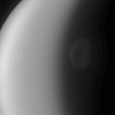 Not an Aurora! (a GIF-Movie by Elisabetta Bonora and Marco Faccin - Lunar Explorer Italia/IPF)
Un suggerimento: mentre osservate la "nuvola" (quale che ne sia la natura) che ruota lentamente attorno al Polo Sud di Titano, provate a guardare anche il bordo (---> limb) del Corpo Celeste in oggetto e, in particolare, osservate le variazioni (a nostro parere eclatanti) della sua Coltre Atmosferica Alta. Potrebbe esistere una correlazione tra simili variazioni e l'Evento Anomalo Sud-Polare? Oppure le variazioni di consistenza, texture e luminosità della Coltre Atmosferica Alta di Titano sono solo un effetto ottico derivante dal cambio di Angolo di Fase (e cioè l'Angolo esitente tra il Sole, Titano e la Sonda CASSINI) ed evidenziato in forma curiosamente eclatante dal montaggio dei diversi frames che vanno a comporre il filmato GIF? Domande, domande, domande.....
Parole chiave: GIF-Movies - Titan - Controversial