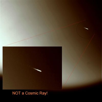 Unknown Object in the Space of Titan (additional process. and color. by Lunexit)
Tutti noi sappiamo riconoscere lo "streak" lasciato su un frame dal transito di un Raggio Cosmico (ormai gli esempi sono migliaia).
In questo caso, come ben si vede nell'inset (un extra-detail mgnf), l'oggetto luminoso evidenzia una "testa", una "coda" e quindi lascia anche intuire una "scia più debole - che si diparte dalla fine della "coda" e che è caratterizzata da perdita di materiale" (o da "scorie" di un qualche tipo).

Un bolide, forse. 
Molto probabilmente un O.V.N.I. e, sicuramente, NON un Raggio Cosmico.
Parole chiave: Saturn's Moons - Titan - Controversial Frame