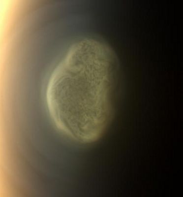 Titan's South Polar Vortex (True Colors; credits: NASA/JPL-Caltech/Space Science Institute)
Caption NASA:"This frame (taken by the NASA - Cassini Spacecraft) shows us a South Polar Vortex or, in other words, a swirling Mass of Gas (and, perhaps, even other - heavier - Elements), which is located in the Upper Atmosphere, and approximately over the South Pole, of the Saturnian moon Titan. This Swirling Mass appears to complete one full rotation in about 9 (nine) hours - meaning a much faster period than the moon's 16 (sixteen)-days Rotation Period. The South Pole of Titan (which is about 3200 miles, or 5150 Km, across) is right under the Vortex.



Since the NASA - Cassini Spacecraft arrived in the Saturnian System, in 2004, Titan has shown a visible "Hood", such as an area of denser (when compared to the rest of the moon's Atmosphere) High Altitude Haze, high above the North Pole, but this is the first time that a similar phenomenon is seen above its South Pole. As a matter of fact, it was Northern Winter on Titan at the time of the arrival of the Cassini Spacecraft, and therefore much of its High Northern Latitudes was then in the darkness. But the Hood was high enough to still be illuminated by Sunlight. However, seasons have been changing since Saturn's August 2009 Equinox, which signaled the beginning of Spring in the Northern Hemisphere and the start of Fall (---> Autumn) in the Southern one, both for Saturn and for its very many moons. As a consequence of this season's changing, now the High Southern Latitudes are the ones moving into darkness, and the formation of this Vortex at Titan's South Pole may be related to the incoming Southern Winter and - maybe - the subsequent beginning of what could well be a South Polar Hood.



These new, more detailed images are only possible because of the NASA - Cassini Spacecraft newly inclined orbits, whose re-definition is part of the next phase of the Cassini Solstice Mission. Previously, Cassini was orbiting along the Equatorial Plane of Titan, and so the imaging team's pictures of the Polar Vortex (in the period between late March and mid-May), were taken from over Titan's Equator. At that time, however, the images taken by the Spacecraft only showed a brightening (or yellowing) of the detached Haze Layer located on the Limb (or Edge) of the Visible Disk of Titan, right over its South Polar Regions".
Parole chiave: Titan