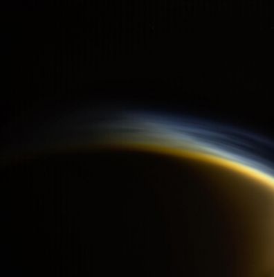 The uneven Atmosphere of Titan
Le diverse stratificazioni dell'Alta Atmosfera di Titano sono ben visibili in questa foto CASSINI dell'ormai lontano AD 2005. 
In questo frame, ci appare del tutto evidente che la densità dell'Atmosfera di Titano NON é strettamente correlata all'altezza della stessa (ergo delle sue nuvole e nebbie) rispetto al Datum (Altitudine Zero); le turbolenze (e quindi anche la composizione chimica dell'Atmosfera) sembrano estendersi e rivolgersi, a volte, da strati più bassi verso quelli più alti, mentre, in altri casi, sembra avvienire esattamente l'opposto. 
Questa conclusione é stata basata sull'esame di immagini sequenziali che coprissero la medesima Regione Titaniana per svariati minuti (o decine di minuti). In questo frame le innumerevoli "disomogeneità" sono del tutto palesi. 
Non possiamo neppure escludere l'esistenza di (violentissime) correnti convettive le cui cause, tuttavia, non sono ancora chiare.

Caption NASA Originale:"In this view, individual Layers of Haze can be distinguished in the Upper Atmosphere of Titan, Saturn's largest moon. Titan's Atmosphere features a rich and complex chemistry originating from Methane and Nitrogen (---> Azoto) and evolving into complex molecules, eventually forming the "Smog! that surrounds the moon (even at extremely lower altitudes).

This Natural Color image was taken in Visible Light with the Cassini Spacecraft wide-angle camera on March 31, 2005, at a distance of approximately 20.556 miles (such as about 33.081,67 Km) from Titan. The view looks toward the North Polar Regions on the moon's Night-Side. Part of Titan's sunlit crescent is visible at right (Dx).

The Cassini Spacecraft ended its mission on Sept. 15, 2017".
Parole chiave: Titan