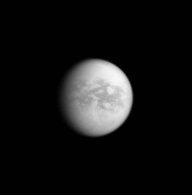 Senkyo and Aaru Region
Caption NASA:"Named for other-worldly Paradises, the dark regions of Senkyo and Aaru comprise the center of this image of Saturn's moon Titan. The Egyptian fields of Aaru were Paradise for the god Osiris. This side of Titan, which always faces Saturn, is on the opposite side of the moon from Shangri-La and Adiri, the home to the Huygens probe. 
The craft touched down on the border between the lowland dunes of Shangri-La and the higher terrains of Adiri. Like Senkyo and Aaru, these Regions' namesakes reflect heavenly aspirations. North is up in this image. 
Senkyo is the Equatorial Region to the right of the center of the image. Aaru is above Senkyo. 

The image was taken with the Cassini Spacecraft narrow-angle camera on Dec. 12, 2008 using a spectral filter sensitive to wavelengths of infrared light centered at 938 nanometers.The view was acquired at a distance of approx. 2,4 MKM (such as about 1,5 MMs) from Titan and at a Phase Angle of 35°.
Image scale is roughly 14 Km (about 9 miles) per pixel".
Parole chiave: Saturn's Moons - Titan
