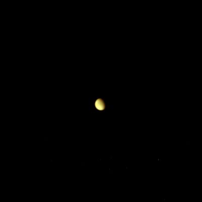 Lost in the Space of Saturn... (natural colors; credits: Lunexit)
Titano: il disco, appena percettibile, splende di un leggero color giallo. Siamo a circa 1,8 MKM dalla "Luna Nebbiosa".
Parole chiave: Saturn's Moon - Titan