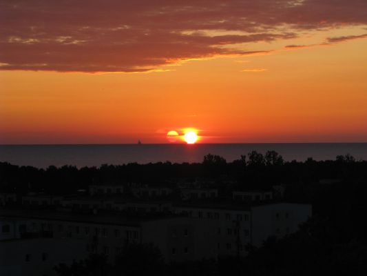 Triple Sunrise
Da "NASA - Picture of the Day" del giorno 4 Agosto 2009:"How can the same Sun rise three times? Last month on Friday, 2009 July 10, a spectacular triple sunrise was photographed at about 4:30 am over Gdansk Bay in Gdansk, Poland. Clearly, our Sun rises only once. Some optical effect is creating at least two mirages of the Sun -- but which effect? In the vast majority of similarly reported cases, mirages of the brightest object in the frame can be traced to reflections internal to the camera taking the images. Still, the above image is intriguing because a sincere photographer claims the effect was visible to the unaided eye, and because the photographer took several other frames that show variants of the same effect. Therefore, polite readers are invited to debate whether the above image captures a particularly spectacular example of common reflections inside a standard digital camera, shows one of the most spectacular examples of atmospheric lensing yet recorded, or was caused by something completely different. If the discussion converges, the consensus will be posted here at a later date".
Parole chiave: Artistic Pictures
