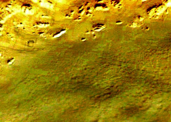 The Great Hoax of the (Pseudo) Martian Metropolis of Hale Crater
La "chiosa" alla nostra dissertazione - che speriamo Vi sia stata chiara e gradita -: questo è un piccolo dettaglio del primo pseudo-frame; un dettaglio che abbiamo ESTRAPOLATO, IPER-MAGNIFICATO ed infine IPER-STRETCHATO (nei contrasti) noi stessi.

Che cosa abbiamo ottenuto? Che OVUNQUE SI GUARDI, "APPAIONO" STRADE, PIAZZE, TEMPLI e LINEE CHE SI INCROCIANO!

Abbiamo, semplicemente, IPERMAGNIFICATO la TEXTURE DEL FRAME (e cioè la sua particolare pixellatura, che è il prodotto dell'additional processing - virtualizzazione - posta in essere dai Signori dell'ESA), e NON la TEXTURE DELLA SUPERFICIE REALE di Hale Crater!

Meditate, Amici, meditate...
Parole chiave: Pseudo-frames - Hale Crater