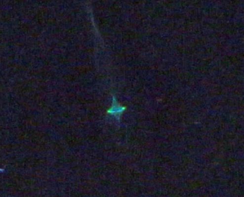 UFO or Lens Flare? (2) - EDM
Come "Lens Flare" è/sarebbe davvero anomala. Esistono altre immagini di "cose" simili a quella di cui si scrive ma, come sempre, sono indefinibili. In altre parole, provano che "qualcosa" è stata ripresa o si è "creata" all'interno della lente della macchina fotografica e null'altro. Comunque una cosa la possiamo dire: le "Lens Flares" esigono l'esistenza di una "notevole", ancorché solo puntiforme, sorgente di luce che è di regola visibile nel fotogramma o appena al di fuori di esso. In questo frangente, se osservate il Frame Contestuale, noterete che, luci della strada a parte, la Sorgente - diciamo - "Generatrice" della Lens Flare non c'è. Per cui, come sempre, decidete quello che credete e, se volete, commentate. 
Parole chiave: UFO