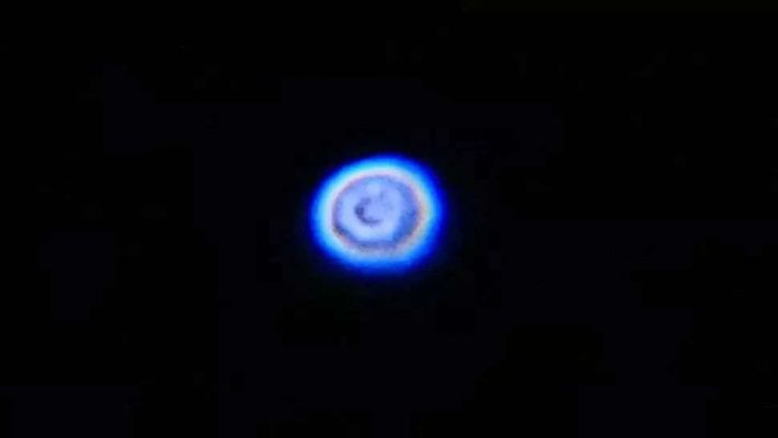 Funny-looking Object
Cieli di Zurigo; notte fra il 15 ed il 16 Novembre 2021. Immagine pubblicata (anzi: "Tweettata") da un fotografo locale.

Per alcuni è certamente un UFO (o UAP, come sapete), per altri, invece, si tratta della Navicella Endeavour (di Space-X) in rientro dalla ISS. Ma:"Qualsiasi passaggio di Endeavour sulla Svizzera prima dell'atterraggio quella notte sarebbe stato completamente all'ombra della Terra, cioè non sarebbe stato illuminato dal Sole e quindi non sarebbe stato visibile", ha detto Marco Langbroek, un Ricercatore dell'Università di Leiden, in Olanda, che si è occupato di localizzare l'oggetto. "Il rientro stesso era sul Messico e sul Golfo del Messico, e non sarebbe stato visibile dalla Svizzera. Il rientro in orbita invece era sull'Oceano Indiano, anche quello troppo lontano".

E quindi se non si è trattato della Navicella di Space-X, cos'era questo oggetto?

Sempre Langbroek ha condiviso la sua idea dell'avvistamento: "Sono abbastanza certo che l'"UFO a ciambella" sulle fotografie svizzere sia un'immagine sfuocata di una stella luminosa". Al momento senza riferimenti e senza altre fonti è molto difficile dire cos'era e forse non lo sapremo mai con certezza.

                                                                                                                                                                                          §§§

Nota: che non si tratti di un OVNI - nel senso di "Nave Spaziale Aliena" - sono d'accordo. La foto NON mi convince. Buona la prima risposta del Dr Langgbroek: logica, lineare ed inconfutabile. Ma la dichiarazione, sempre del Dr Langbroek, per cui si tratta di "...un'immagine sfuocata di una stella luminosa..." DIMOSTRA che il succitato ed Illustrissimo - per definizione - Ricercatore Olandese, le stelle (più o meno luminose e fuori fuoco), attraverso un telescopio (quindi "a fuoco diretto" - "live") o fotografate (quindi in visione "cartacea" od "elettronica"  - ma in ogni caso "ex post"), non le ha MAI davvero viste. 

O meglio: le avrà anche viste, ma NON le ha certo "guardate"! Triste. Molto triste. Ma è normale dire fesserie quando si parla, per giunta "Ex Cathedra", di cose che NON si sanno... - Dr Paolo C. Fienga
Parole chiave: UFO