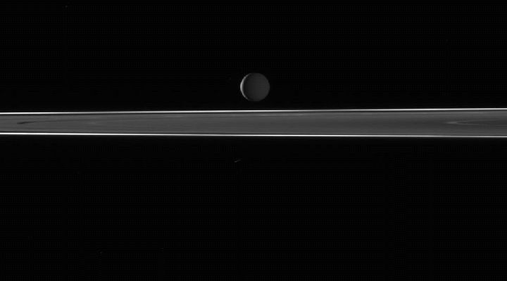 Another UFO in the Space of Saturn (GIF-Movie; credits: Elisabetta Bonora)
Lo vediamo - questo ennesimo OVNI - alle "spalle" di Encelado, mentre asseconda, a nostro avviso, una traiettoria anomala e, variando ripetutamente la sua albedo, sembra "allungarsi" e "restringersi", tra un fotogramma e l'altro.

Una Luna Minore, dite? 
Secondo noi (e secondo gli strumenti che la NASA ci mette a disposizione per compiere questo tipo di verifiche), no.
Parole chiave: GIF-Movies - Saturn System