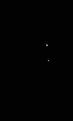Moons' Carousel and possible UFO (GIF-Movie; credits: Elisabetta Bonora)
Dalla nostra Cara Amica e Partner, ELisabetta Bonora, uno splendido GIF-Movie che ci mostra, accanto al consueto "Carosello di Lune" (Giano, Epimeteo e, probabilmente, Teti - ma non ne siamo sicuri!), un Raggio Cosmico di modeste dimensioni (sul lato a Sx) ed un oggetto ad albedo elevata - ma decrescente - che, apparso dal nulla, disegna un arco prima di scomparire sul margine superiore Dx.
Che NON si tratti di rumore, di image-artifact, di un Raggio Cosmico o di una Luna Saturniana di modestissime dimensioni è dimostrato non solo dalla persistenza della "Presenza di Luce", ma anche dal fatto che l'oggetto descrive - a "vista" e "fuoco diretto" - un arco.

Ebbene, se si trattasse di un effetto derivante dallo spostamento di CASSINI rispetto al suo piano orbitale (o "piano di corsa"), anche gli altri oggetti risentirebbero della variazione di traiettoria della Sonda. Il che, come ovvio, NON avviene.
Inoltre, ma questa potrebbe essere una nostra (grave) lacuna, noi non siamo assolutamente al corrente dell'esistenza di Lune Saturniane le quali, grazie ad una loro estremamente elevata (a questo punto diremmo "smodata"...) Velocità Orbitale, sìano capaci di arrivare a descrivere degli archi di parabola nel Cielo di Saturno i quali risultino - addirittura - percepibili "a vista" ed in forma così eclatante già in un semplice GIF-Movie.

E se quanto sopra fosse corretto (come, per altro, noi crediamo che sia), quale altra possibilità ci rimane da proporre?!?...
Elisabetta, in effetti, suggerisce l'idea di un "Corpo Cometario" ma, se non altro per quanto si sa, le Comete si "accendono" solo una volta superata l'orbita di Giove e quindi...

Complimenti ad Elisabetta Bonora per il Lavoro e per l'Occhio, come sempre. Ed ora...spazio alle Vostre opinioni!
Parole chiave: GIF-Movie