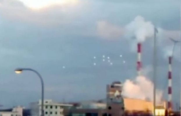 "Flotilla" over Osaka?
"Claims of UFO (unidentified flying objects) sightings keep surfacing amid debates on existence of Aliens. Now, 10 strange bright objects have been caught flying in the skies of Osaka city in Japan.

In the viral video uploaded on YouTube by several Japanese TV channels, as many as 10 bright objects are seen quickly passing the skies of Osaka in broad daylight. It light up the skies, making viewers wonder what they possibly could be. [youtube]https://www.youtube.com/watch?v=xIG8TwyV_qE[/youtube]

White lights dance over Japan’s skies. What Could they possibly be? Footage captured of strange white objects floating over Japan. Could they be UFOs? The 10 white circular balls floating in the sky above Osaka are quick moving and dance around in the two-minute long video. The unusual white lights are similar to those spotted above a Blue concert in Hyde Park in June. But in the London sighting the lights hovered in the sky for just a brief moment before they suddenly disappeared into thin air, just as quickly as they came. The Osaka globes have been clearly seen for much longer. Last month, mysterious footage from NASA’s live feed appeared to show three blurry UFOs leaving the Earth’s atmosphere and flying into space. But as claims emerged that NASA had then abruptly cut off the footage, conspiracy theorists were convinced the clip was more proof of alien visitors".
Parole chiave: UFO