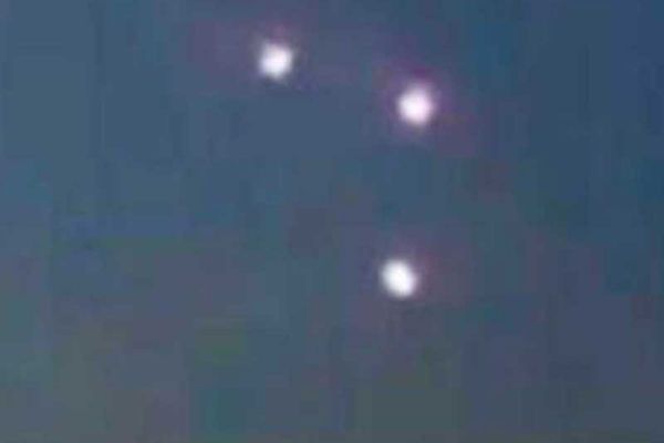 Three or one? - Pomezia (Italy)
Parole chiave: UFO