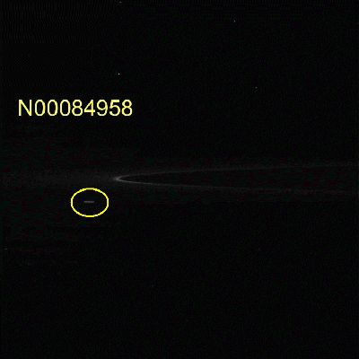 A "UFO" in the Space of Saturn? (2)
Inoltre, se osservate l'intero filmato con estrema attenzione, noterete che alcuni punti fissi (e cioè punti che mantengono la loro posizione relativa durante l'intera ripresa), li troviamo in quasi tutti i 13 frames che la compongono (e si tratta di punti che non sono certamente - ed almeno a nostro parere - dei semplici photoartifacts o dei raggi cosmici - come lo è, p.e., il dettaglio che appare nel frame N00084968 sulla Vostra Dx -, ma delle stelle). 

Ora questa circostanza ci dimostra che la Sonda Cassini ha mantenuto, durante la ripresa, una traiettoria sostanzialmente lineare e senza deviazioni repentine le quali avrebbero creato l'effetto noto come "star trail" ("stella con scia") che invece abbiamo già visto e riconosciuto in centinaia di frames (pensate in particolare ai frames che ci raccontano di quando la Sonda stava sorvolando una luna saturniana in quelle sue regioni immerse nella notte e, dovendo allungare il tempo di esposizione - o "posa" - per ottenere un minimo di dettagli del suolo (illuminato dal solo "Saturn-Shine", o "Chiaro di Saturno"), finiva con alterare l'apparenza delle stelle le quali, ben visibili oltre il margine (limb) del corpo roccioso, si trasformavano tutte in "star trails", appunto). 

E non è tutto. 
Se è infatti ovvio che un oggetto posto a distanza (che viene convenzionalmente detta) "infinita" rispetto alla fotocamera dell'Orbiter apparirà, sebbene in movimento, SEMPRE e COMUNQUE fermo durante qualsiasi tipo di ripresa (a condizione che la Sonda mantenga la camera fissa ed a fuoco sull'infinito, senza rotazioni o cambi repentini di rotta), è pur vero che l'oggetto anomalo che si evidenzia in questi frames, se fosse davvero una luna pastore, si dovrebbe trovare ad una distanza pari o superiore - come minimo - al milione di Km dalla Sonda e quindi , a condizioni di camera ferma ed a fuoco sull'infinito, anch'esso dovrebbe risultare (fotograficamente e dunque visivamente parlando) equiparabile/MOLTO simile ad una delle altre stelle che appaiono sullo sfondo.
Inoltre, la sua immagine ci risulterebbe, sul frame, come un punto, si, MOLTO più luminoso delle altre stelle visibili sullo sfondo, ma pur sempre un punto (o, al limite, un disco leggermente allungato, ma certo NON uno star-trail, che è invece quello che qui si vede con estrema chiarezza).

Vi rammentiamo - qualora aveste tempo e voglia di fare qualche verifica - che sono presenti nella Sezione di Lunexit dedicata a Saturno ed al suo Sistema, un numero elevato di frames che testimoniano questo tipo di effetto.

Insomma: pur con tutta la prudenza del caso, noi riteniamo che il Dr Barca abbia individuato ed isolato un AUTENTICO OVNI che sfreccia nello Spazio di Saturno (ed onde evitare malintesi di sorta Vi ricordiamo che OVNI, vuol solo dire Oggetto Volante Non Identificato).

Bolide? Corpo Errante? Nave Spaziale Aliena?...

Decidetelo Voi. Non ci fermiamo qui...

Parole chiave: GIF-Movie