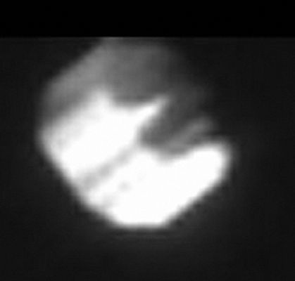 Unusually-looking "Object" in the Space of Saturn (edm n. 1, by Lorenzo Leone)
Dal nostro Carissimo Amico e Partner, Lorenzo Leone, due edm dell'Oggetto Anomalo che, a quanto pare, sta affascinando moltissimi Appassionati.
La sua natura è, al momento, indeterminabile; tuttavia possiamo dire con certezza assoluta che NON si tratta di un Image-Artifact. E' un oggetto vero, reale. E' una realtà fisica, di un qualche tipo.

E questo è già molto. 

E queste sono le annotazioni di Lorenzo Leone, che ringraziamo ed al quale facciamo - come sempre - Grandi Complimenti:"...sembra che l'oggetto, oltre che essere reale, quindi non image-artifact, abbiamo una forma esagonale.
La cosiddetta punta non è altro, a mio parere, che il bagliore della zona, forse metallica, sovraesposta alla luce, cosi come accade, con una forma più arrotondata, per quanto riguarda il suo lato dx.
La mia impressione, dopo varie analisi di filtro/colore che non ho inserito perchè non chiarissime, è che la struttura presenti una cavità. Ovvero un anello esagonale che tanto fa pensare ad una stazione orbitale ruotante.
Chissà...".
Parole chiave: Controversial Frame