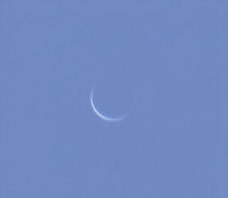 Daytime Venus
Da "NASA - Picture of the Day" del giorno 9 Aprile 2009:"This remarkable picture of a slender crescent Venus was made during daylight hours on March 26, 2009. 
Venus was then very near Inferior Conjunction, its closest approach to a point on a line directly between Earth and the Sun. So, daylight was a good time to carefully record the telescopic view when both Venus and Sun were high in the daytime sky. 
Near Inferior Conjunction, Venus is closest to us and at its largest apparent size, but Venus is also strongly backlit by Sunlight, presenting its night side partially outlined by a narrow crescent. 
What makes the image remarkable are the faint arcs extending beyond the sunlit crescent around to the night side of Venus, due to sunlight filtering through the Planet's dense Atmosphere. 
Astronomer Eddie Guscott reports from his site in Essex, England, that the faint extensions came and went as the Earth's atmospheric blurring changed. His image was constructed from 85 of the sharpest frames chosen from thousands taken with a webcam and telescope".
Parole chiave: Venus