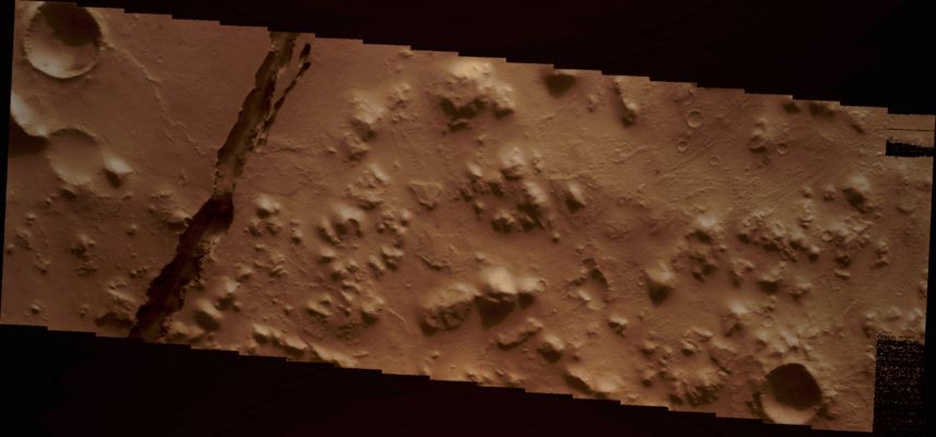 Features of Cerberus Fossae: Fissures (Saturated Natural Colors; credits for the additional process. and color.: Dr Paolo C. Fienga - Lunar Explorer Italia)
Caption NASA:"The depression seen in this image is part of the fracture system called Cerberus Fossae. The Fossae cut through hills as well as plains materials".

Coord.: 10,4° North Lat. and 159,9° East Long.
Parole chiave: Mars from orbit - Fractures - Cerberus Fossae Region