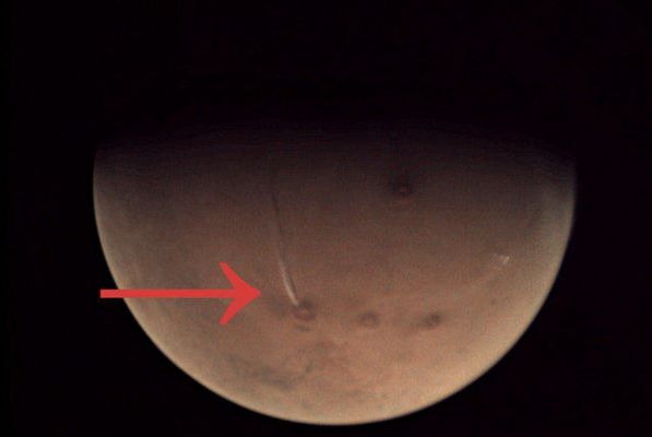 Once again...
E' divertente. Sempre lo stesso tipo di "nuvola", sempre lo stesso tipo di conformazione ed orientazione della stessa, sempre "in partenza" dal fianco superiore Sx del gigantesco Vulcano Arsia Mons e sempre interpretata come il frutto di semplici ed ovvi eventi atmosferici. Dalle immagini NASA - Viking - ottenute poco prima dell'inserzione orbitale, negli Anni '80 - ad un'altra serie di immagini ottenute ancora dalla Sonda ESA Mars Express nel 2008.

Questo il commentino ufficiale: "It's not a plume of smoke, but rather water ice clouds condensing out over the Summit of the Arsia Mons Volcano. We see them quite often over this particular volcano" - nota: la Scienziata è una tale Tanya Harrison - Planetary Scientist - NASA - Opportunity Rover Team). 

Vi suggerisco, in un Mondo che va sempre più verso il "Pensiero Unico", di guardare questa immagine in correlazione agli altri (citati) eventi similari ed eclatanti occorsi, negli anni, sempre allo stesso posto. Non dubito (o forse si...) della competenza della Dott.ssa Harrison. Dubito della Sua (e non solo) perenne esternazione di certezze. Ecco. E questo atteggiamento, oltre ad irritarmi non poco, mi fa anche paura. Pensateci su. Magari guardando gli altri frames che possediamo e ragionando.

Nota: se doveste chiederVi come mai, di questo evento, parla una Scienziata Planetaria dell'Opportunity Rover Team e non chi se ne intende (davvero) di Vulcanologia e di Scienze Atmosferiche mentre l'ESA - come sempre o quasi fa - non ha detto un tubo, apprezzerei il quesito. Ma Vi dico subito che non saprei rispondere. O meglio: potrei! Ma rischierei la querela...
Parole chiave: Mars from orbit