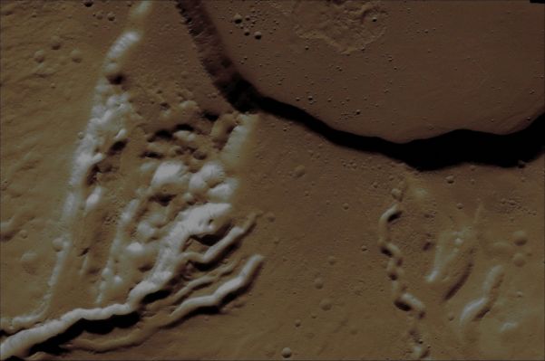 Features of Ceraunius Tholus (Absolute Natural Colors; credits for the additional process. and color: Dr Paolo C. Fienga - Lunexit Team)
Caption NASA originale:"This image shows part of the Summit Caldera of Ceraunius Tholus. Channels are common on the flanks of this Volcano".

Coord.: 23,9° North Lat. and 262,7° East Long.
Parole chiave: Mars from orbit - Volcanic Features - Ceraunius Tholus