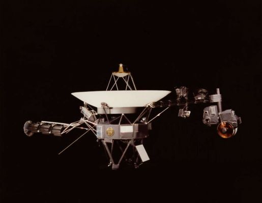 Voyager 2: Citizen of the Universe
Lanciata 42 anni fa la Sonda Voyager 2 è diventata il secondo oggetto costruito dall’uomo (dopo la sonda Voyager 1) a lasciare il sistema solare (o meglio l’Eliosfera ossia la zona influenzata dai venti solari) e sta viaggiando nello spazio interstellare.  A certificarlo, sulle pagine di Nature Astronomy, sono stati i ricercatori dell’università dell’Iowa, che hanno registrato il debole ma preciso segnale trasmesso “dall’altra parte” ossia da oltre il confine invisibile che segna la fine del sistema solare. Il fatto che Voyager abbia attraversato il sistema solare ci fornisce dati preziosi sulla formazione dell’eliosfera e, si presume, ci fornirà dati ancor più importanti in merito a quel che c’è oltre il sistema solare, nello spazio inesplorato, visto che si stima che, senza incidenti, le sonde Voyager e Voyager 2 potranno continuare il loro viaggio potenzialemente per altri 5 miliardi di anni, ossia, potenzialmente per sempre.
Parole chiave: Voyager 2