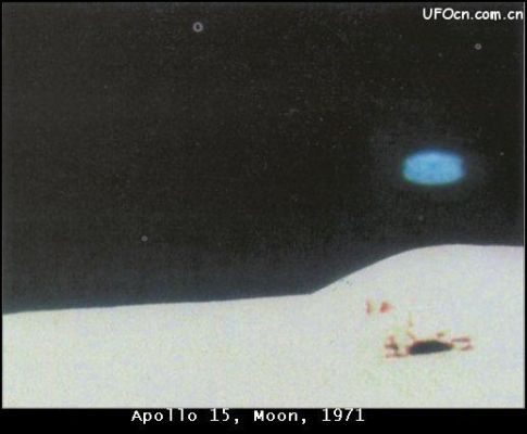 A HUGE Fake! (Part V)
Ed ecco il Gran Finale: il falso enorme. Se osservate bene, noterete un "quadrato" più chiaro intorno all'"UFO": questa é la prova tangibile (rectius: visibile) del "copia & incolla".
Questa immagine é il prodotto, ahimé, di un'operazione meno raffinata rispetto a quelle che si possono ottenere oggi con Photoshop. Probabilmente é un "cut & paste" fatto artigianalmente, e che poi é stato fotografato.

In altre parole: il risultato finale (il "falso") non é un prodotto "virtuale", ma di "carta su carta", colorata a mano dove le tracce della manipolazione erano troppo ovvie, e quindi fotografata.
Ma i vizi (bolle, stelle inesistenti, aloni ecc.) sono evidenti, come evidente é l'intento truffaldino, sostanziatosi nel dato fondamentale: IMMAGINE APOLLO 15, MA SENZA SERIALE!

La mancanza di Seriale, come scrissi anni fa, é un qualcosa che deve far subito riflettere il Ricercatore, Ufologo o Scienziato che sia. Se una foto é "genuina", ed "eclatante", perché non inserire il Seriale, così che TUTTI possano andarsela a trovare e vedere con facilità estrema? 
La risposta é nella domanda: per IMPEDIRE agli Ufologi ed ai Ricercatori VERI di trovarla e valutarla "così com'é"!

Morale: queste cose orripilanti non rendono giustizia a chi fa Ricerca VERA! Buttano fango e portano a maturazione la "mancanza di credibilità". 
Io non ho bisogno di queste "cose" per sapere che esistono Intelligenze (VERE!) Extra-Terrestri. 
Non devo essere "convinto a tutti i costi" ed "a colpi di falsi". 

So cercare. So guardare. E, quindi, so anche VEDERE (nonostante la miopia da età). Come TUTTI gli Amici e Collaboratori di Lunexit, giovani o meno giovani che siano.

Quello che si trova su queste pagine può piacere o meno, può essere giusto o sbagliato: ma é comunque il prodotto finale di uno sforzo fatto SEMPRE in Buona Fede e con la Massima Onestà Intellettuale!

Non ho certo bisogno di "Illustri Sconosciuti" (non li cito con i loro ridicoli "nicknames" per mera compassione...) che vengano ad insegnarmi come fare il mio Lavoro: so farlo BENISSIMO. Come TUTTI gli Amici che leggono e scrivono qui.

E poi, i tizi che sanno solo criticare, offendere e lanciare (od aggiudicare) "Perle" di ignoranza e saccenza, sono tutti spariti. Sono Cadaveri Virtuali le cui luride carcasse restano ancora - per fortuna solo in piccola parte - visibili sul Web.

TUTTI SPARITI! NOI NO.

Provate a chiederVi il perché...

Dr Paolo C. Fienga (PhD) - Lunar Explorer Italia
Parole chiave: Falso