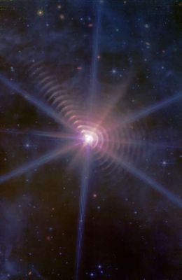 WR-140
Le Stelle di Wolf-Rayet (a sigla "WR", appunto) sono molto luminose, molto massicce e molto calde. Ultimamente il telescopio spaziale James Webb ne ha osservata una a circa 5.600 Anni Luce di distanza, chiamata WR 140, osservandone una caratteristica meravigliosa e regalandoci un'immagine impressionante.
In realtà questa Stella appartiene a un Sistema Binario allocato nella Costellazione del Cigno. L'interazione tra questi due astri produce eruzioni periodiche di polvere che si espandono creando un effetto ottico particolarissimo, con anelli di luce concentrici 
La polvere è una forma di Carbonio, che assorbe la luce ultravioletta delle due stelle. Questo riscalda la polvere, facendola riemettere la Radiazione Termica, che è ciò che viene osservato da Webb nelle lunghezze d'onda dell'InfraRosso. Sono visibili circa 20 anelli, il che significa che nell'immagine Webb è possibile vedere circa 160 anni (???) di gusci di polvere. L'osservazione del James Webb fa parte di uno studio più ambio sulla natura del sistema e non è detto che non ci poterà a scoprire qualcosa di assolutamente nuovo su questa coppia di stelle.

§§§

Nota: questa "fotografia" sembra più il prodotto di una "Visione Artistica" dell'oggetto considerato e NON una immagine reale vera e propria (in altre parole, NON è un frame originale del JWST). Molti dettagli (che anche un dilettante noterebbe) lasciano supporre che non si tratti di una "vera" foto ma, qualora lo fosse, sarebbe (per me) inevitabile concludere che il frame originale sia stato largamente "rivisto e corretto". 
Ovviamente sono pronto a scusarmi se avessi sbagliato. Attendo "lumi" (da Astronomi, Astrofisici o chi per essi).

Dr Paolo C. Fienga (PhD)
Parole chiave: Fantasy