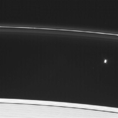 Gravity Waves (GIF-Movie by Dr M. Faccin)
Ed ecco, in una chiarissima e assai suggestiva versione GIF prodotta dal Dr Faccin, che cosa significa e come si presenta una "normale" Onda Gravitazionale (o Gravity Wave). 

Guardatela bene e poi confrontatela con la "Super" Onda Gravitazionale che invece è sembrata caratterizzare il transito dell'Oggetto Anomalo nei pressi dell'Orbiter Cassini (nel GIF-Movie prodotto dal Dr Barca): non Vi sarà difficile notare che l'Onda Gravitazionale ordinaria corre, leggera e locale, fianco a fianco alla Luna Pastore (Epimeteo, Atlas, Giano o Prometeo, tanto per indicare le Maggiori - e più note - Lune Pastore di Saturno). 

L'Onda "Anomala" che segue il transito del Corpo Errante prossimo a Cassini, invece, sembra provocare una variazione altissima del moto delle particelle che formano l'Anello "F" di Saturno. Una variazione che corrisponderebbe - se ragionassimo in termini musicali - ad un acuto, seguito da una serie di eco gravi e degradanti.

Ebbene, lo ripetiamo una volta per tutte, se una simile "onda" si fosse davvero abbattuta sull'Anello "F" (come su qualsiasi altro Anello) di Saturno, essa avrebbe provocato il disrupting dell'Anello stesso e la sua frammentazione (perchè le particelle dell'Anello che si trovano in Equlibrio Lagrangiano con Saturno possono tollerare - come, di fatto, tollerano - dei disturbi che comportano delle perturbazioni nel loro moto, a condizione che dette perturbazioni sìano TOLLERABILI e cioè: 1) Limitate (a bassa Intensità) e 2) Locali (ossìa circoscritte ad una specifica - e modesta - regione/sezione dell'Anello).

Qualora la Limitatezza e/o la Località del disturbo venisse/venissero meno, l'Equilibrio (stabile, ma delicato) dell'Anello verrebbe radicalmente e definitivamente compromesso (il che vuol dire che una parte dell'Anello precipiterebbe verso Saturno ed un'altra si andrebbe a perdere nello Spazio Esterno).

Ma questo NON E' AVVENUTO! Ergo, il disturbo che vediamo nel filmato GIF prodotto dal Dr Barca e che pare seguire il transito del Corpo Errante, NON HA - come invece SEMBRA - interessato l'Anello "F", bensì' la VISIONE dell'Anello "F" da parte delle camere di Cassini. 

Morale: si tratta di un effetto ottico (distorsione gravitazionale e/o magnetica). 
Causa: il transito del Corpo Errante nei pressi di Cassini. 
Natura del Corpo Errante: sconosciuta.
Parole chiave: GIF-Movie