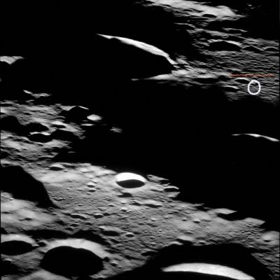 AS 11-43-6370 - Low Altitude Cruise (CTX Frame)
Un frame quasi introvabile (e comunque raro e controverso) è stato portato alla nostra attenzione da un filmato (e dalla relativa segnalazione) realizzato (ed operata, rispettivamente) dal nostro Amico e Partner d'Oltre Oceano, "Luna Cognita".

Come Voi stessi potrete vedere e valutare, il frame AS 11-43-6370 evidenzia la presenza di un OVNI (ossìa un Oggetto Volante Non Identificato) in transito a - riteniamo - poca distanza dalla Superficie della Luna.

L'OVNI possiede una forma indefinibile (è troppo lontano dall'Osservatore per essere risolto) ed un'albedo alquanto elevata; la circostanza per cui esso riesce a proiettare ombra sulla Superficie Lunare ci fa logicamente dedurre che esso si stesse muovendo in estrema prossimità del Suolo.
Parole chiave: Highly Controversial Frame